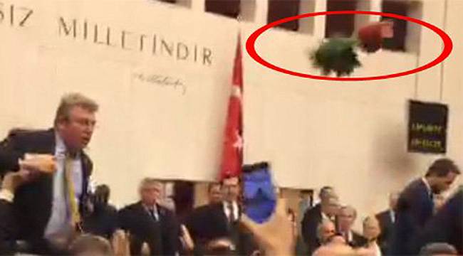 Meclisteki Gerginlikte Saksılar Havada Uçtu