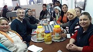 Urlalı Kadınlar Gıdaları Doğu İşleyecek