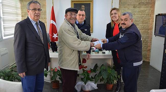 Zabıtalar Para Dolu Cüzdanı Sahibine Teslim Etti