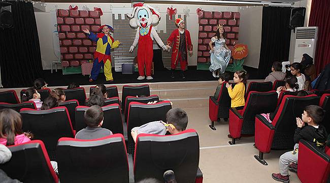 Bayraklı'da Tiyatro Şenliği Devam Ediyor
