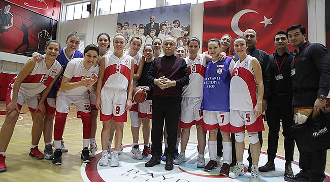 Bayraklı'nın Perileri Namağlup Yoluna Devam Ediyor