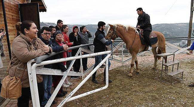 Bornova'da Özel İlgiye İhtiyaç Duyan Çocuklara Atla Terapi