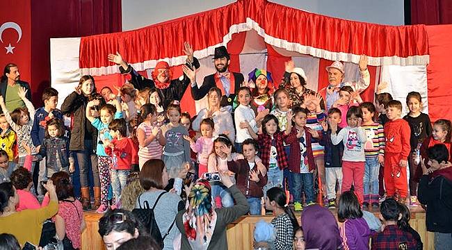 Foça'lı Çocuklar 'Neşeli Palyaço'yla Güldü