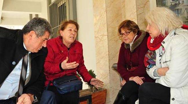İzmir'de 'hayır' Kampanyası Yürüten Kadınlara Saldırı