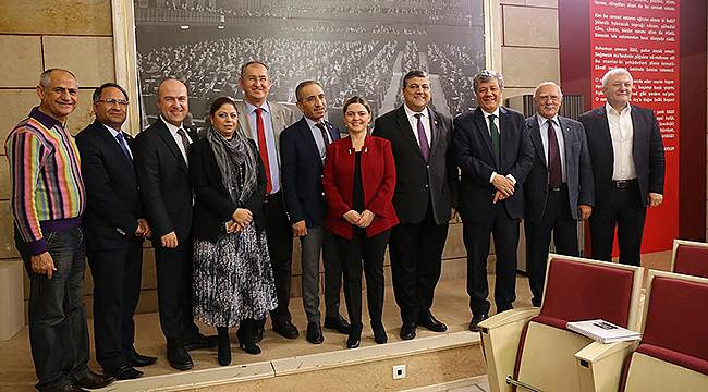 İzmir Milletvekilleri “İzmir Marşı”yla Sahaya İniyor