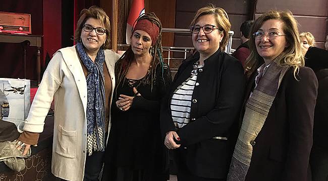 İzmirli Öykü'yü Sevdi