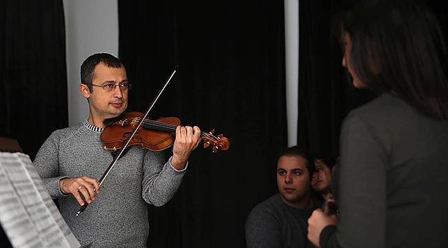 Kemanın Ustası Esen Kıvrak Genç Kemancılar İçin Buca’da