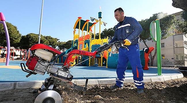Konak’ta Parklar Renkleniyor