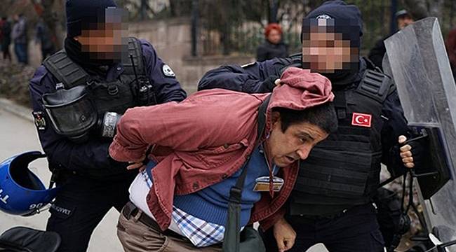 Mülkiye'ye Girmeye Çalışan Akademisyenlere Polis Müdahalesi!