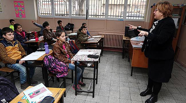 Pekdaş’tan Öğrencilere İlk Gün Sürprizi