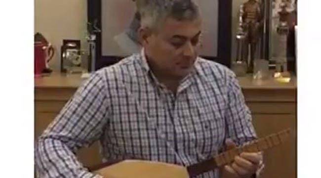 Selçuk Dereli'den İzmir Marşı Performansı