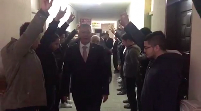 AK Partili Vekile Ülkücülerden 'Bozkurtlu' Karşılama