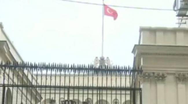 Beyoğlu'ndaki Hollanda Bayrağı İndirildi
