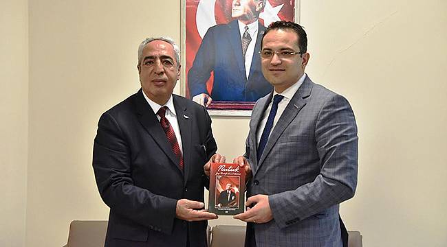 Bornova’da Nutuk Dağıtımı Devam Ediyor