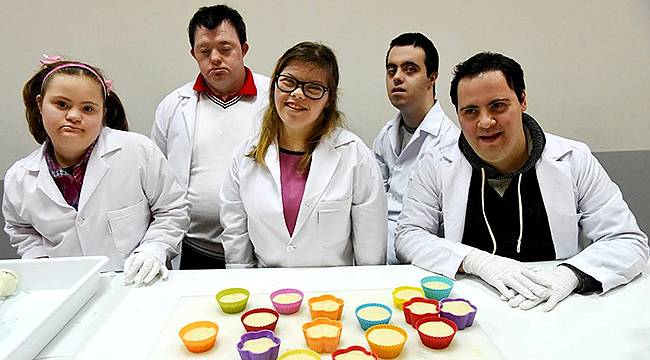 Down Sendromlu Gençlerden Örnek Davranış