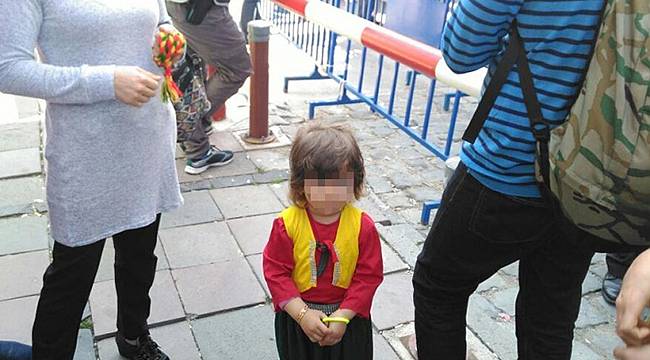 Küçük Çocuk Giysisinin Renklerinden Dolayı Alana Alınmadı