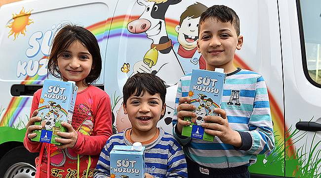Mülteci Çocukların “Süt Kuzusu” Sevinci