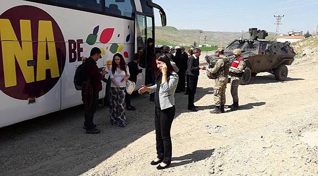 Polis Baydemir'in Yolunu Kesip 'Şarkı Çalmanız Yasak' Dedi