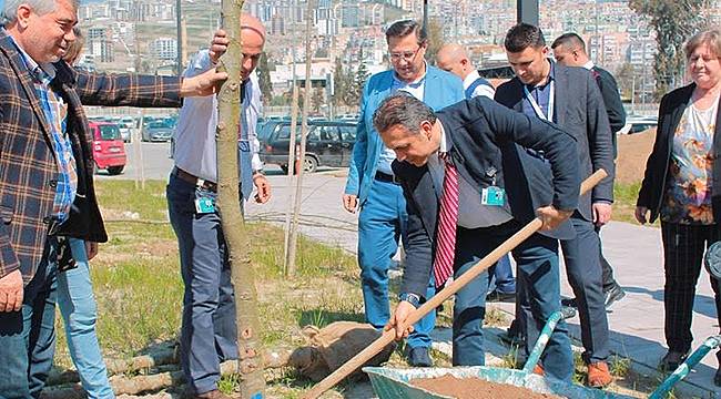 Çiğli Bölge Eğitim Hastanesi Bahçesine 100 Adet Ağaç Dikildi