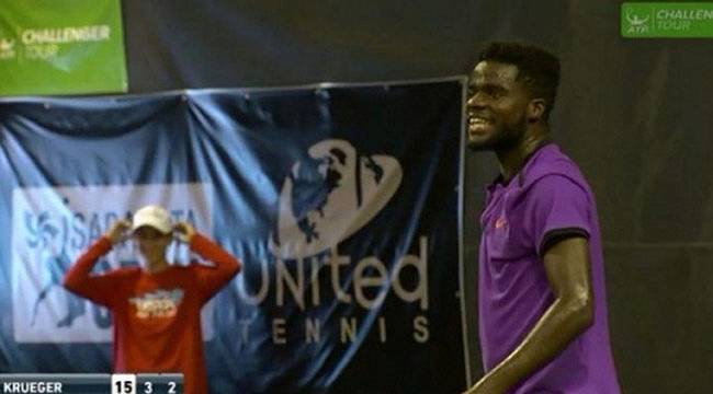 Gürültülü Sevişen Çift, Tenis Maçını Durdurdu