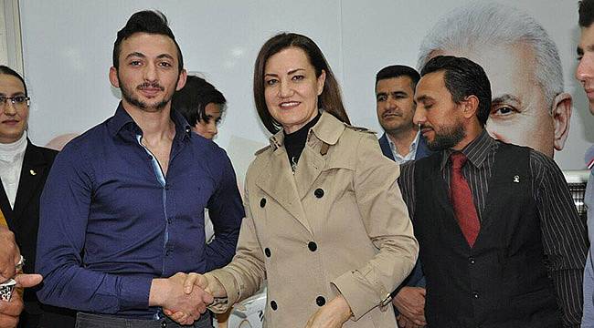 Hotar CHP'den İstifa Eden 44 Kişinin AK Parti Rozetini Taktı