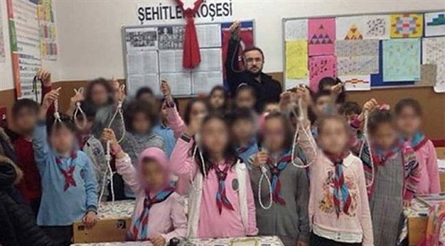 İdam İpiyle Fotoğraf Paylaşan Öğretmene Kınama Cezası