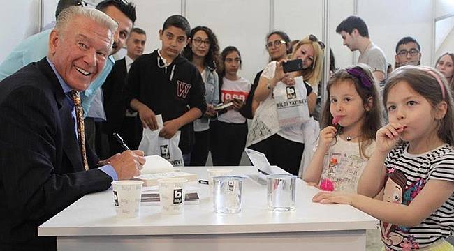 İzmir'de Uğur Dündar'a Yoğun İlgi