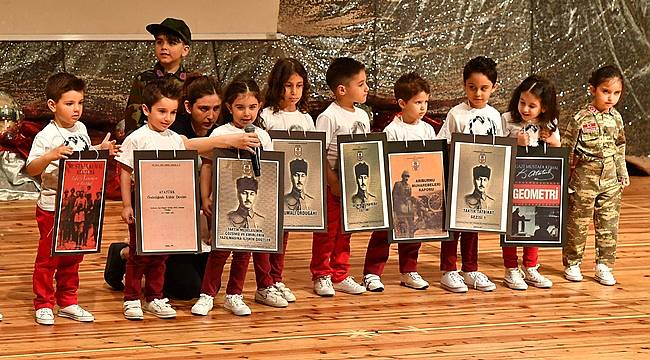 İzmirli Miniklerden 23 Nisan'a Yakışan Kutlama