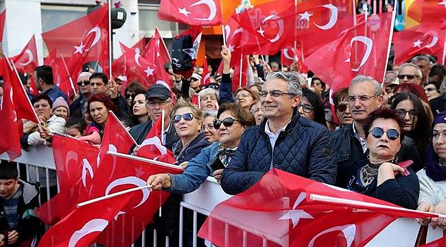 Karşıyaka’da 10 Bin Kişi İzmir Marşı’nı Söyledi