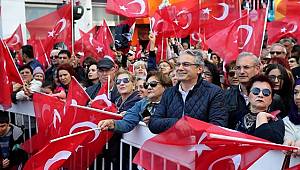 Karşıyaka’da 10 Bin Kişi İzmir Marşı’nı Söyledi