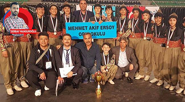 Ödünç Kostümle Şampiyon Oldular Ama Yuhalandılar