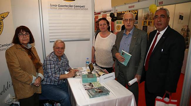 Prof. Dr. Gökovalı Kitaplarını İmzaladı