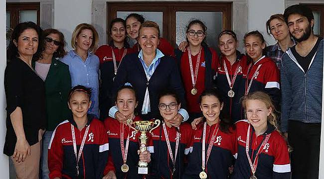 Şampiyon Kızlar Kupalarını Başkan’a Getirdi
