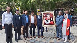 Arif Uğurlu'dan Anlamlı Hediye