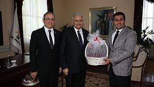 Arif Uğurlu'dan Başbakan Yıldırım'a Kiraz Hediyesi