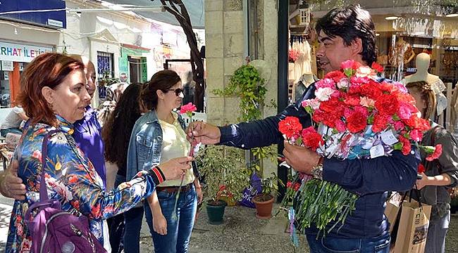 Başkan Demirağ, Anneler Günü'nü Çiçekler Sunarak Kutladı