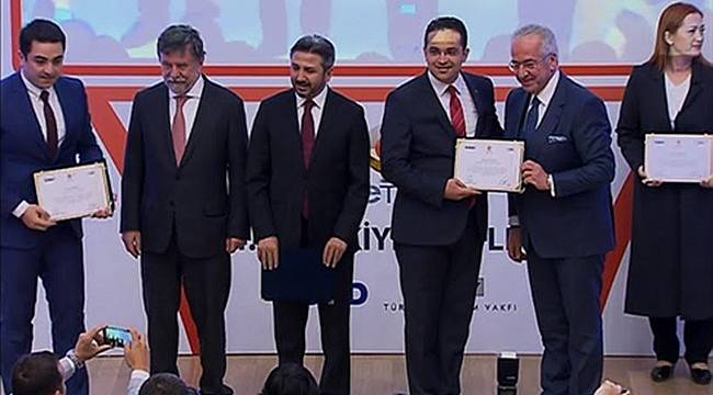 Bornova Belediyesi’ne Türkiye Bilişim Vakfı ve TÜSİAD Onuru