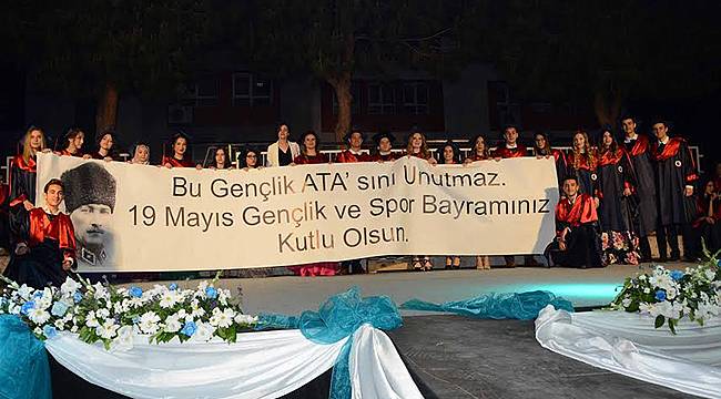 Bornova Kolejinde Mezuniyet Coşkusu