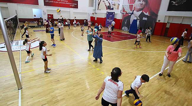 Filenin Anneleri Çocuklarıyla Voleybol Oynadı