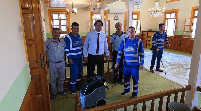 Foça Camilerinde Ramazan Temizliği