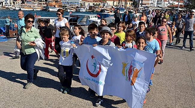 Foça'da 'Sağlıklı Yaşam İçin Hareket Yürüyüşü'