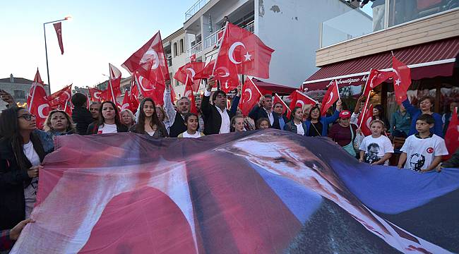FOÇA HAYKIRDI; ‘BİZ ATATÜRK GENÇLERİYİZ !’