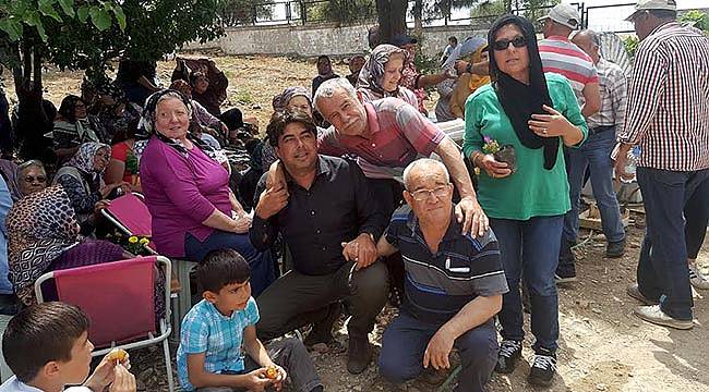 Foça Yeniköy'de Anneler Günü Öncesi Mezarlık Temizliği