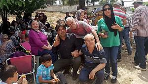 Foça Yeniköy'de Anneler Günü Öncesi Mezarlık Temizliği