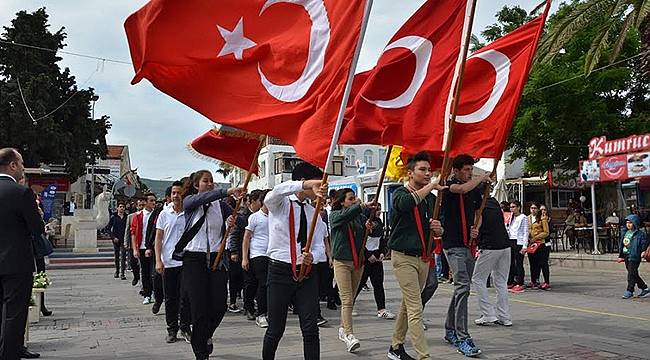 Foçalı Gençler 19 Mayıs'ı Kutluyor