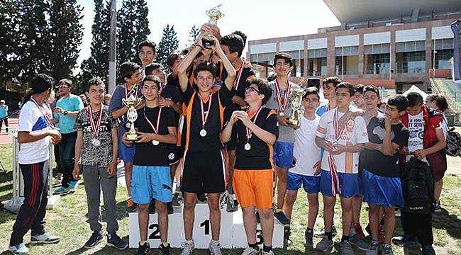 Genç Atletler Madalya İçin Ter Döktü