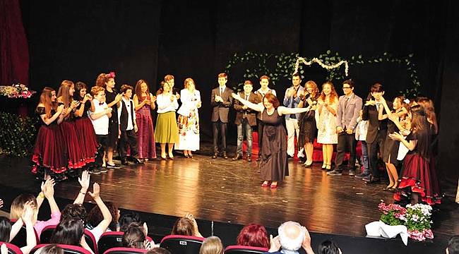 Genç Tiyatrocular Lüküs Hayat’ı Sahneledi