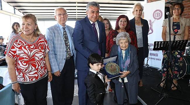 Güzelbahçe'de 'Yılın Annesi' Ayşe Mayda Seçildi