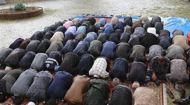 Yağmur Duasına Çıkıp Yağmura Yakalandılar