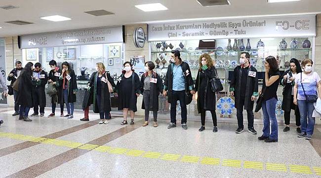 İzmir'de Avukatların Dayanışma Zincirine Polis Müdahalesi